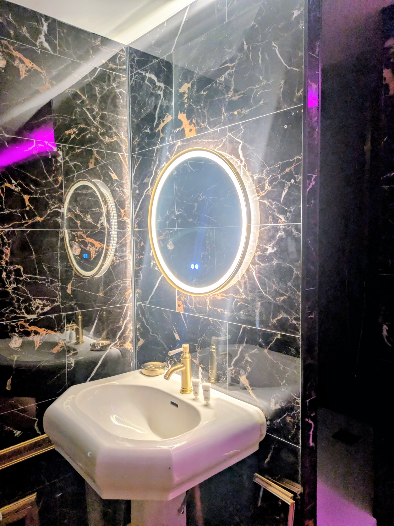 Salle de bain — vasque marbre & laiton