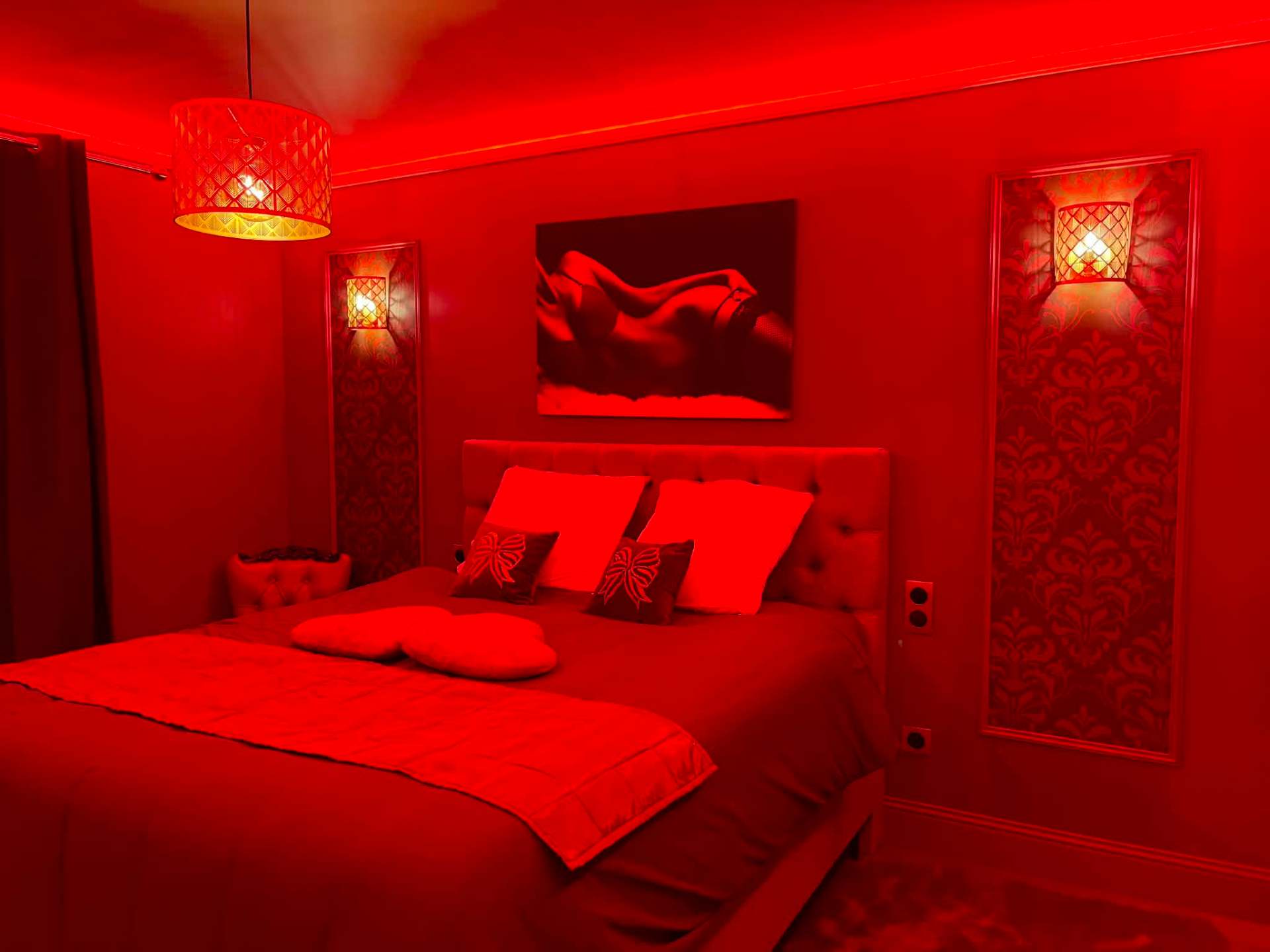 Chambre principale, ambiance rouge tamisée